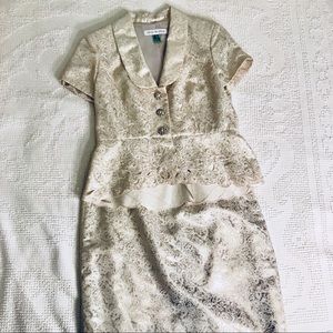 Beautiful - EUC 2pc Embroidered Gold Suit!